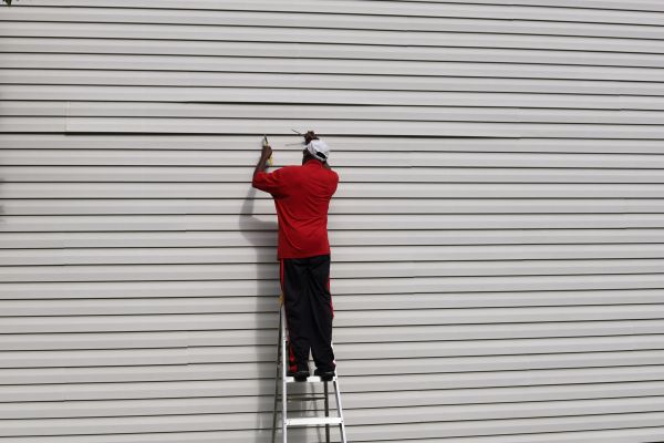 Cost of Siding Reattachment in Battle Ground