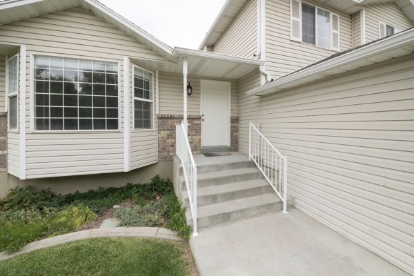 Cost of White Vinyl Siding Replacement in Battle Ground